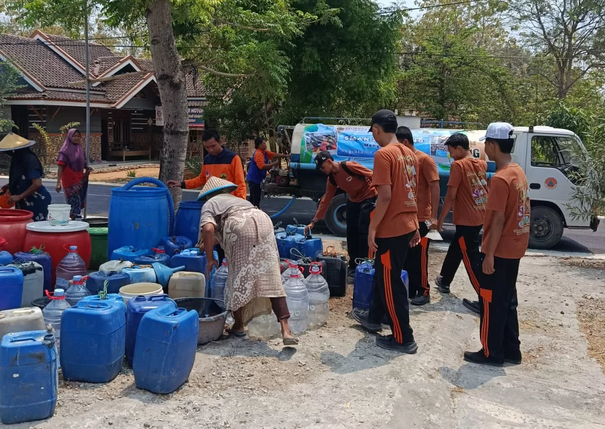 SMAN 2 REMBANG KIRIM 9 TANGKI AIR BERSIH KE EMPAT DESA